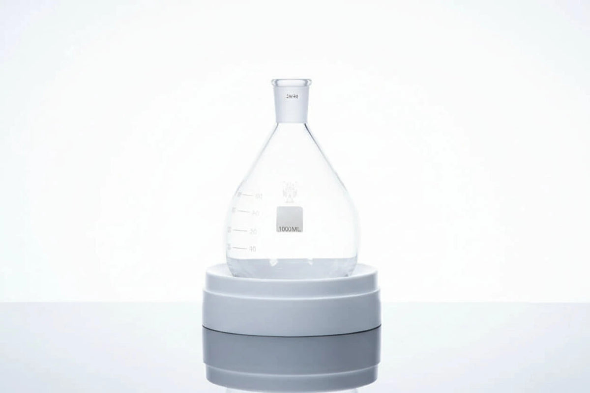 Single Neck Pear Flask - 1L laboratory equipment made of Borosilicate 3.3 glass on a white background.