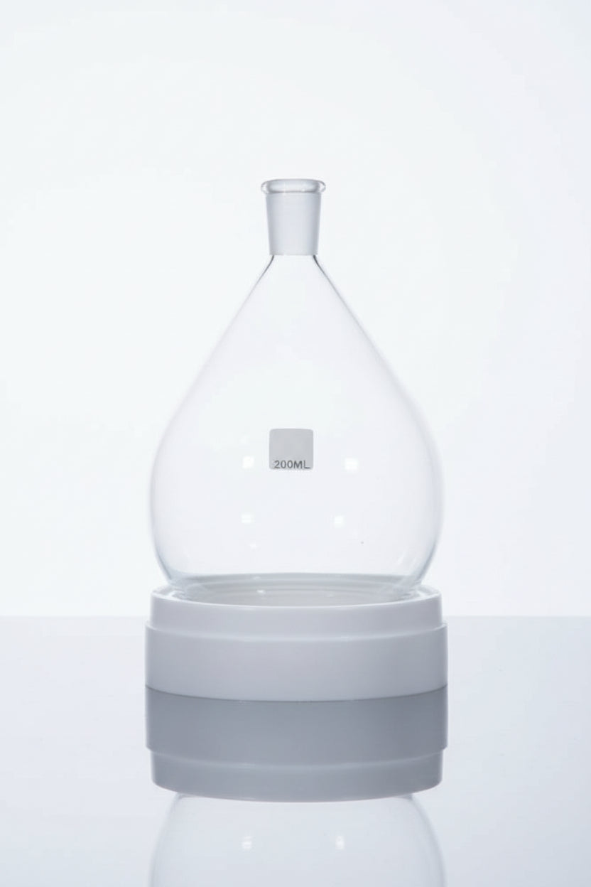 Single Neck Pear Flask - 3L with 24/40 joint for laboratory use, made of boro 3.3 glass, shown on a reflective surface.
